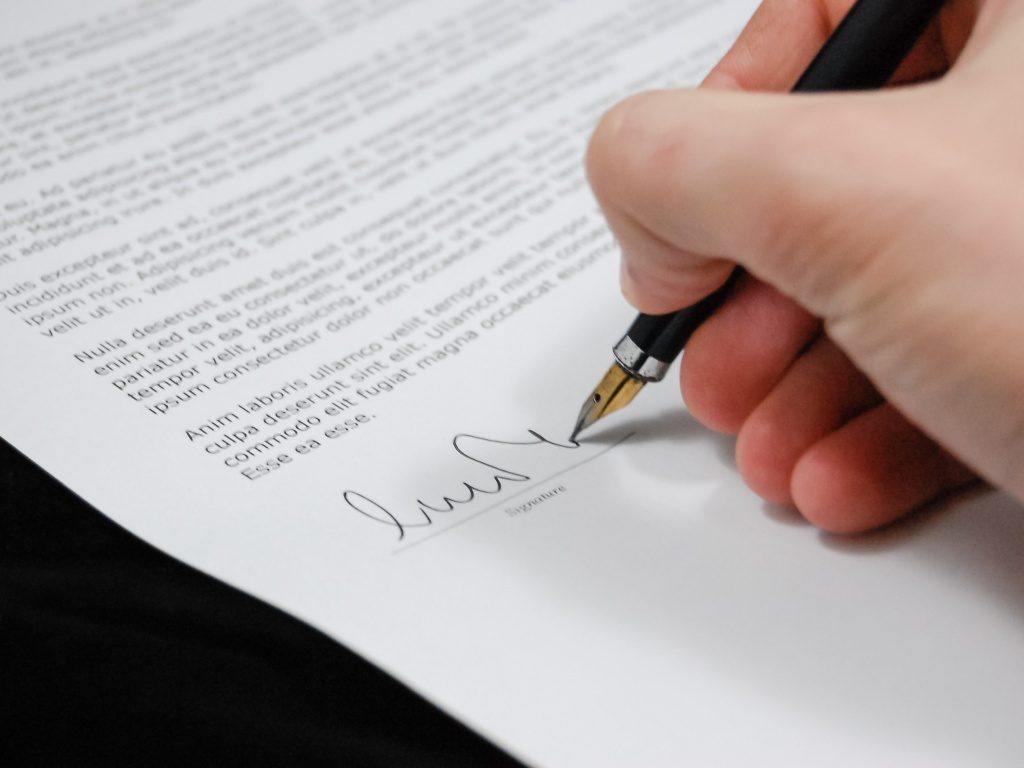 Firma de contratos y documentación societaria